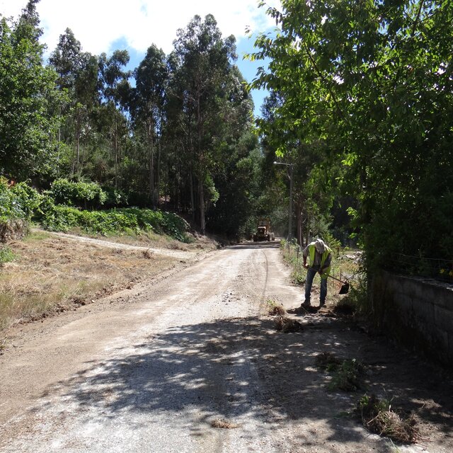 Preparação da Pavimentação da Via Municipal 1386 Carvalhal do Chão-Cabrum-Arões(agosto'17)