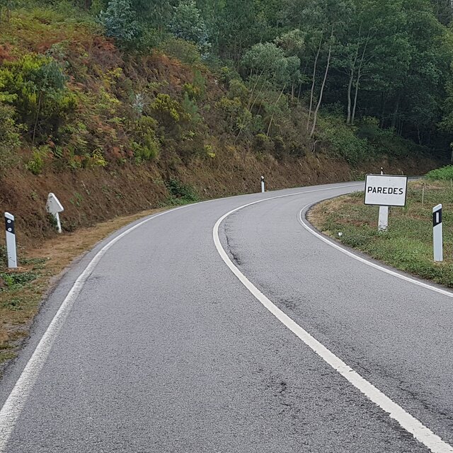 Instalação de delineadores na Estrada Municipal que liga Paredes a Junqueira, para segurança da p...