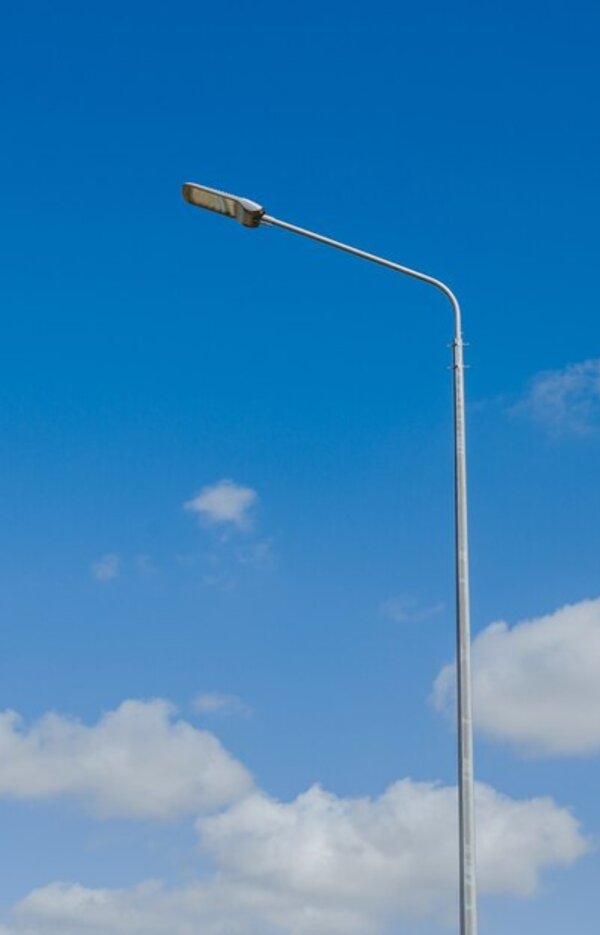 lanterna_de_rua_no_ceu_com_nuvens_brancas_de_fundo_uma_rua_moderna_com_iluminacao_led_polo_copia_...